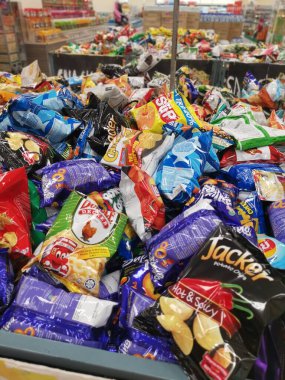 Perak, Malezya. 16 Aralık 2021: Aeon Alışveriş süpermarketi Sri Manjung 'da sergilenen ve satışa sunulan abur cubur ve kraker çeşitleri.