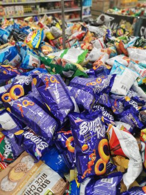 Perak, Malezya. 16 Aralık 2021: Aeon Alışveriş süpermarketi Sri Manjung 'da sergilenen ve satışa sunulan abur cubur ve kraker çeşitleri.