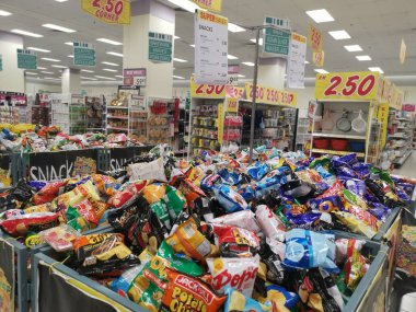 Perak, Malezya. 16 Aralık 2021: Aeon Alışveriş süpermarketi Sri Manjung 'da sergilenen ve satışa sunulan abur cubur ve kraker çeşitleri.