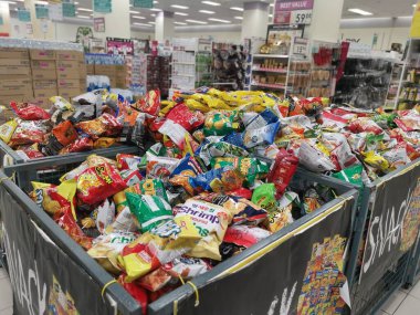 Perak, Malezya. 16 Aralık 2021: Aeon Alışveriş süpermarketi Sri Manjung 'da sergilenen ve satışa sunulan abur cubur ve kraker çeşitleri.