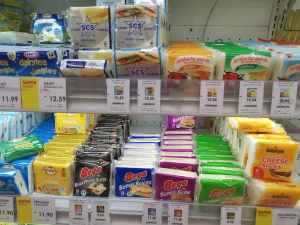 マレーシアのパーク 2021年12月16日 イオンスリランカ マンジュン スーパーマーケットの棚販売用パッケージや箱に様々なマーガリンやバターが詰められ包装される — ストック写真