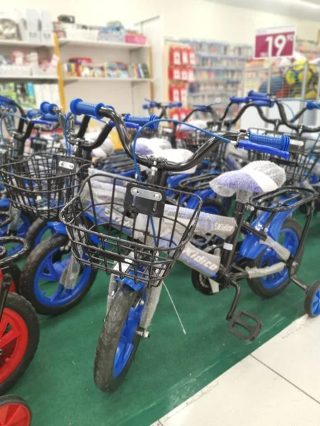 말레이시아 유형의 아이들 새로운 자전거가 스리랑카의 아약스 쇼핑센터에서 팔렸다 — 스톡 사진