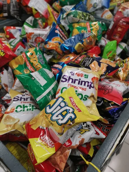 Perak, Malezya. 16 Aralık 2021: Aeon Alışveriş süpermarketi Sri Manjung 'da sergilenen ve satışa sunulan abur cubur ve kraker çeşitleri.