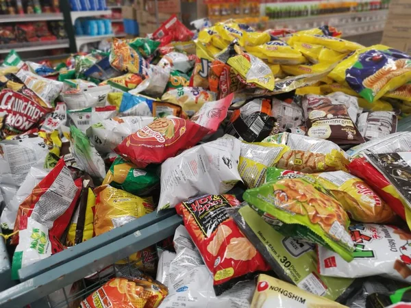 Perak, Malezya. 16 Aralık 2021: Aeon Alışveriş süpermarketi Sri Manjung 'da sergilenen ve satışa sunulan abur cubur ve kraker çeşitleri.