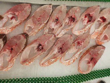 Sergi ve satış için sıralanmış taze deniz kabuğu balıkları