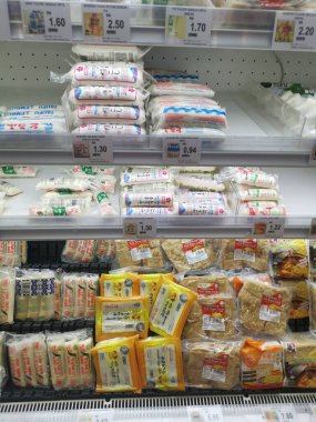 Perak, Malezya. 16 Aralık 2021: Asya tofularının çeşitleri ve markaları Aeon Sri Manjung Süpermarketindeki raflarda satışa sunuldu.