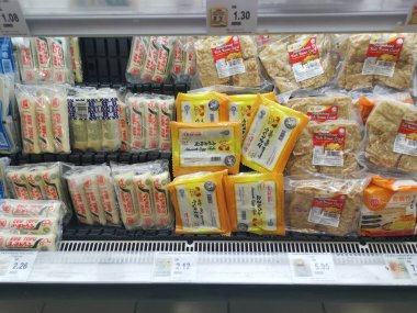 Perak, Malezya. 16 Aralık 2021: Asya tofularının çeşitleri ve markaları Aeon Sri Manjung Süpermarketindeki raflarda satışa sunuldu.