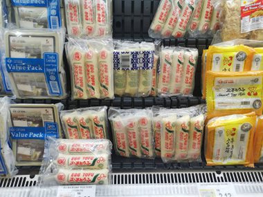 Perak, Malezya. 16 Aralık 2021: Asya tofularının çeşitleri ve markaları Aeon Sri Manjung Süpermarketindeki raflarda satışa sunuldu.