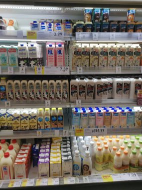 Perak, Malezya. 16 Aralık 2021: Aeon Sri Manjung Süpermarketinde ambalaj çeşitleri ve markaların raflarında durağan süt satışa sunuluyor.