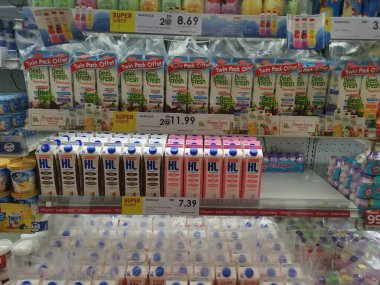 Perak, Malezya. 16 Aralık 2021: Aeon Sri Manjung Süpermarketinde ambalaj çeşitleri ve markaların raflarında durağan süt satışa sunuluyor.