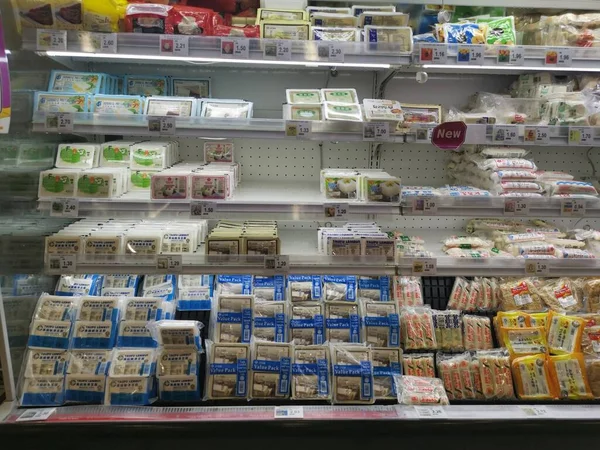 马来西亚 波拉克 2021年12月16日 在Aeon Sri Manjung超级市场的货架上展示了不同种类和品牌的亚洲豆腐 — 图库照片