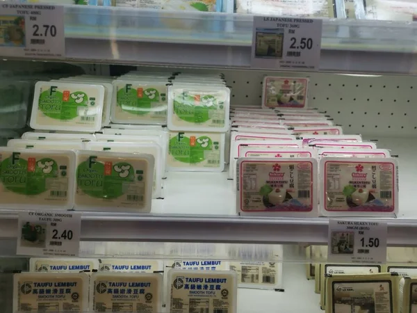 말레이시아 Aeon Sri Manjung Supermarket 판매되는 선반에 아시아 Tofu 종류와 — 스톡 사진