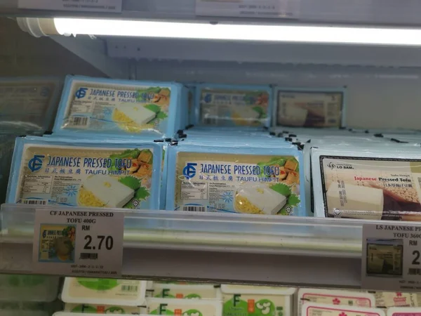 말레이시아 Aeon Sri Manjung Supermarket 판매되는 선반에 아시아 Tofu 종류와 — 스톡 사진