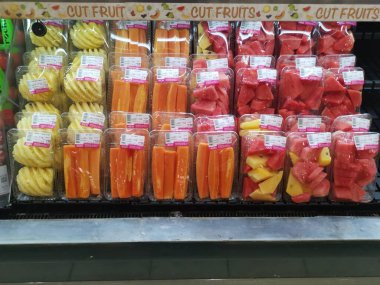 Perak, Malezya. 16 Aralık 2021: Aeon Sri Manjung Süpermarketinde sergilenmek ve satılmak üzere taze Asya meyveleri paketlenip polistiren kutulara dolduruldu.