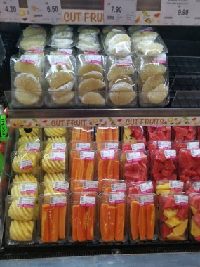 Perak, Malezya. 16 Aralık 2021: Aeon Sri Manjung Süpermarketinde sergilenmek ve satılmak üzere taze Asya meyveleri paketlenip polistiren kutulara dolduruldu.