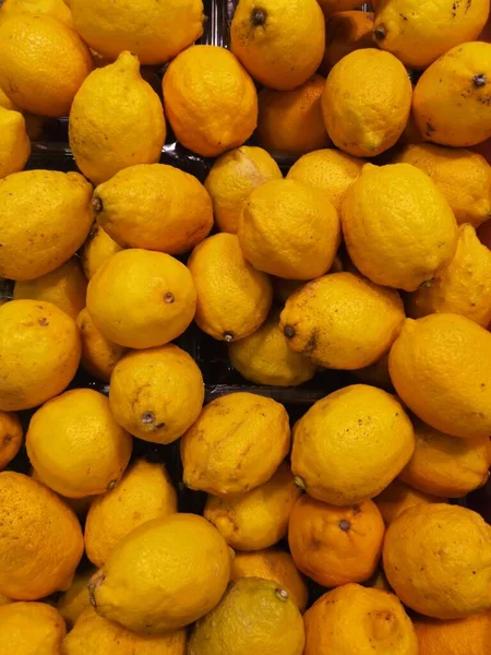 Pek taze olmayan limon yığını.