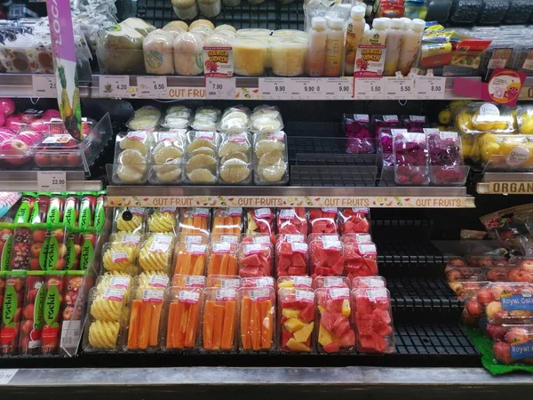 マレーシアのパーク 2021年12月16日 イオンスリマンジュン スーパーマーケットでの展示販売のため 棚のポリスチレン製の箱に新鮮なアジアの果物を詰め きれいに包んでいます — ストック写真