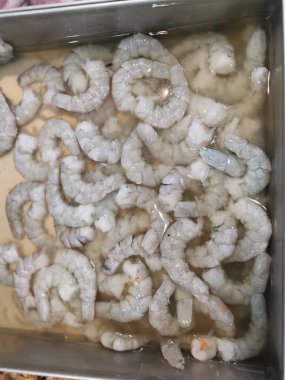 Bir tepsi taze soyulmuş karides.