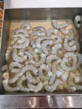 Bir tepsi taze soyulmuş karides.