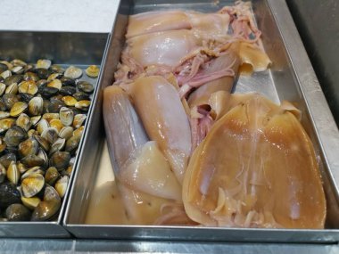 Taze kalamar tepsisi