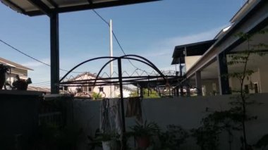 Bahçe bahçesinin içinde dönen metal kumaş duruşu.