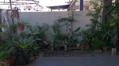 Bahçe bahçesinin içinde dönen metal kumaş duruşu.