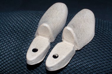 karton ayakkabı ağacı ya da aksesuar ekle