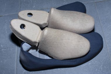 karton ayakkabı ağacı ya da aksesuar ekle