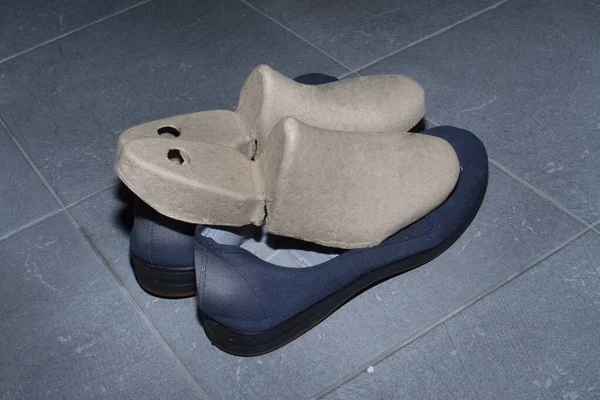 karton ayakkabı ağacı ya da aksesuar ekle