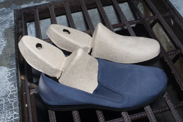 karton ayakkabı ağacı ya da aksesuar ekle