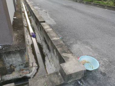 Evsiz hayvanları beslemek için yol kenarındaki açık mavi plastik kase..