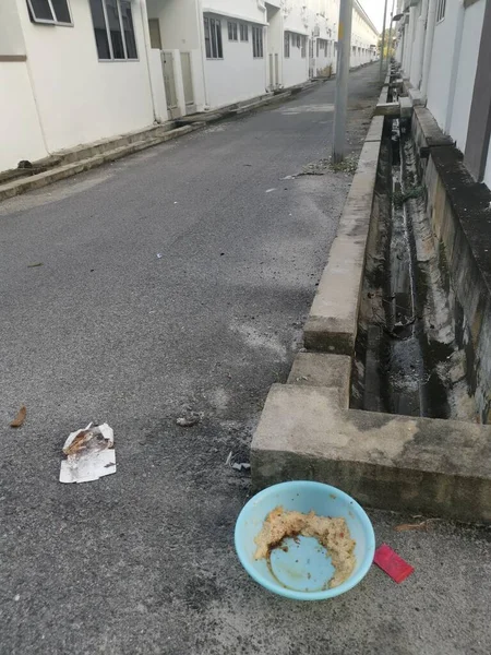 Sucio Tazón Plástico Azul Claro Junto Carretera Para Alimentar Los —  Fotos de Stock