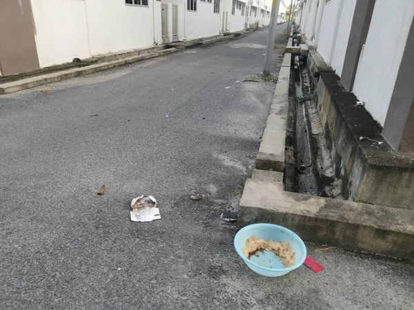 Evsiz hayvanları beslemek için yol kenarındaki açık mavi plastik kase..