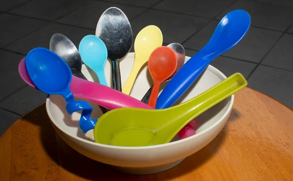 用勺子喂自己或别人的各种勺子器皿 — 图库照片