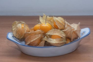 Yırtılmış bektaşi üzümü pelerininin yakın çekimi..