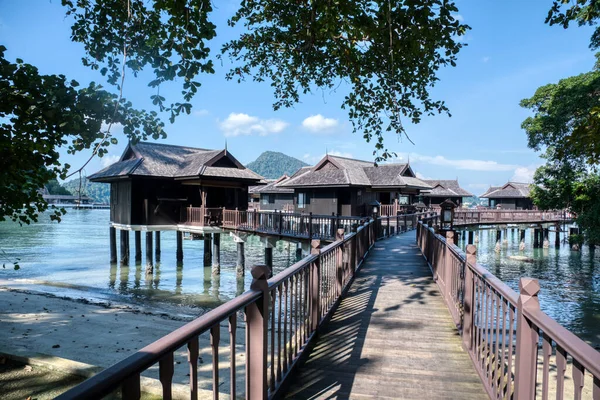 马来西亚 波拉克 2022年1月9日 庞科劳特岛海滨独特的木制建筑或别墅在白天宁静宁静的景象 — 图库照片
