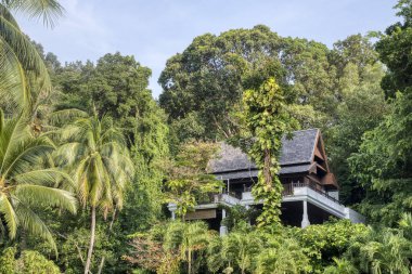 Perak, Malezya. 10 Ocak 2022: Pangkor Laut Resort, Lumut 'taki ünlü beş yıldızlı tatil beldesi çevresindeki açık hava konut otelleri.