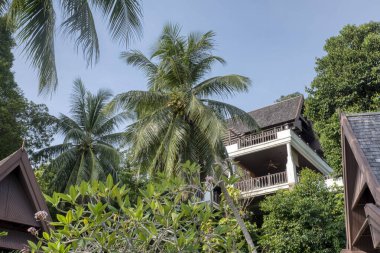 Perak, Malezya. 10 Ocak 2022: Pangkor Laut Resort, Lumut 'taki ünlü beş yıldızlı tatil beldesi çevresindeki açık hava konut otelleri.