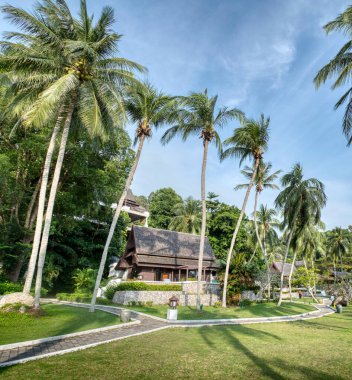Perak, Malezya. 10 Ocak 2022: Pangkor Laut Resort, Lumut 'taki ünlü beş yıldızlı tatil beldesi çevresindeki açık hava konut otelleri.