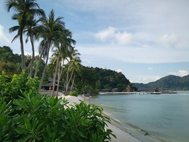 Perak, Malezya. 10 Ocak 2022: Pangkor Laut Resort, Lumut 'taki ünlü beş yıldızlı tatil beldesi çevresindeki açık hava konut otelleri.