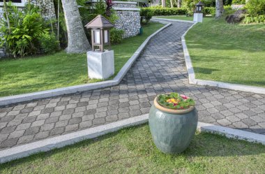 Çiçekli yaprak düzenleme ve vintage kil vazonun yüzeyinde yapraklar