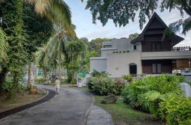 Perak, Malezya. 10 Ocak 2022: Pangkor Laut Resort, Lumut 'taki ünlü beş yıldızlı tatil beldesi çevresindeki açık hava konut otelleri.