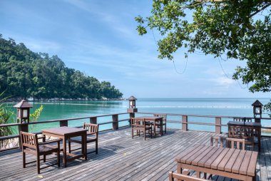 Sahildeki güzel ahşap yemek masası. 