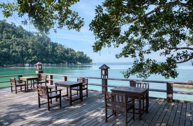 Sahildeki güzel ahşap yemek masası. 