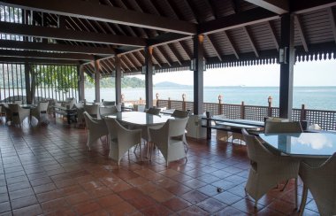 Sahildeki güzel ahşap yemek masası. 