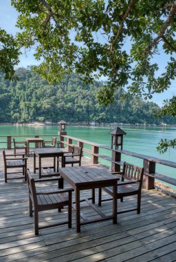 Sahildeki güzel ahşap yemek masası. 