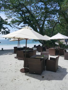 Sahildeki güzel ahşap yemek masası. 