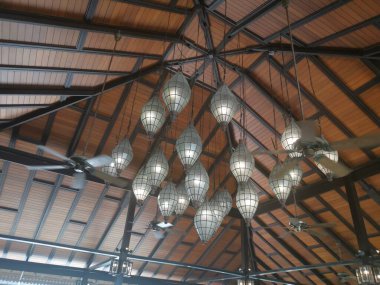 Asılı tavan lambalarına bakıyorum.