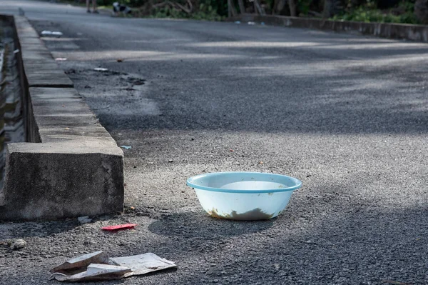 Sucio Tazón Plástico Azul Claro Junto Carretera Para Alimentar Los —  Fotos de Stock