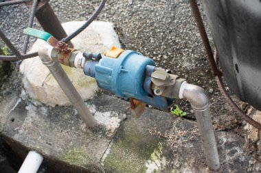 Açık alan konut sayacı ve su tedarik sistemi.